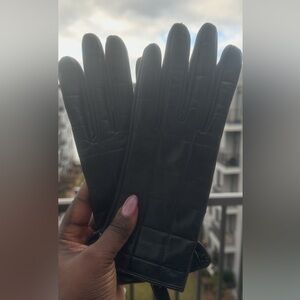 Elegant Black Leather Gloves